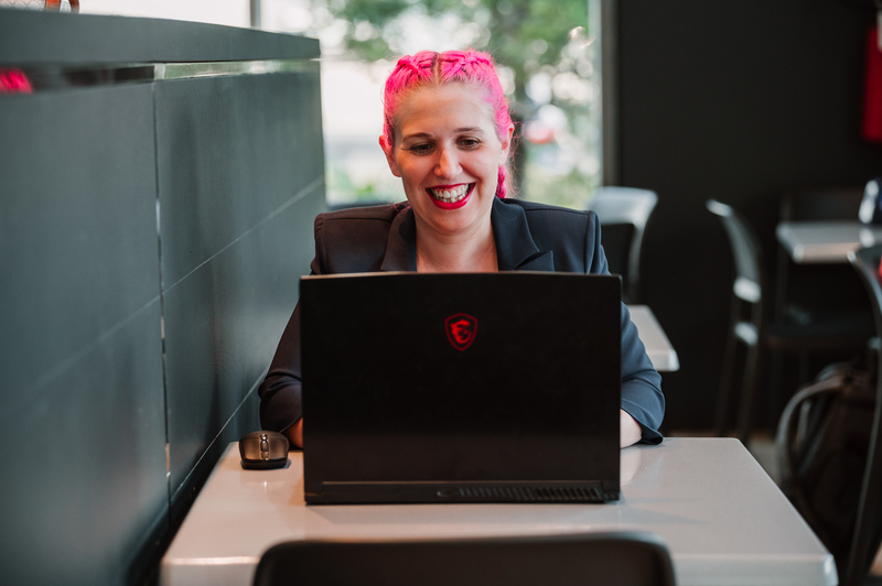 Foto Marta Righetti al computer